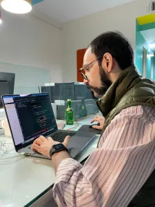 Kia Malek Mohammadi working on software development
